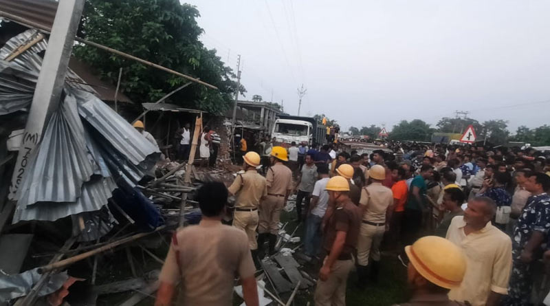 Four including one child died after an accident at Tufangunj, Cooch Behar | Sangbad Pratidin