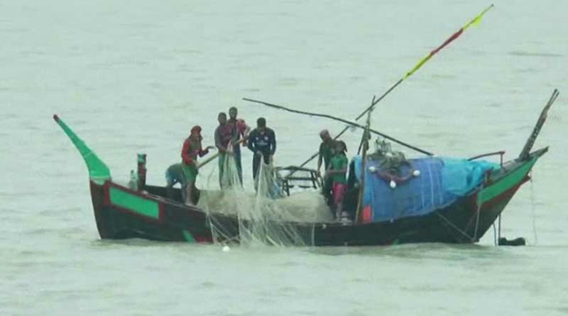 South 24 Parganas district administration sends show cause letter to the owners of 8 trallers for allegedly fishing on ban time | Sangbad Pratidin