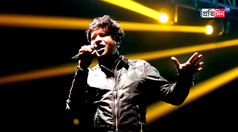 Here is how KK enthralled crowd by his mesmerizing voice। Sangbad Pratidin