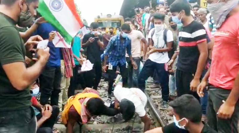 Trains cancelled due to Agnipath Protest, people not getting refund, causing problems | Sangbad Pratidin