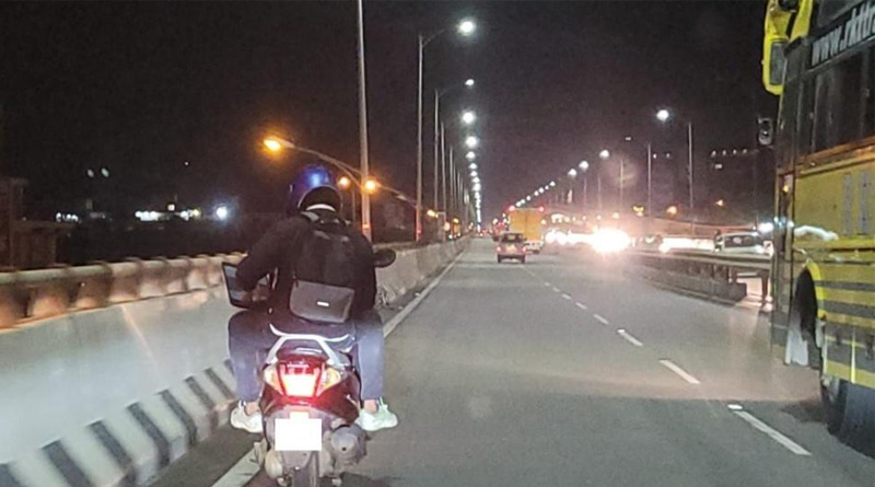 Viral Photo of a Bengaluru Man Spotted Working On Laptop While Riding in a Bike | Sangbad Pratidin