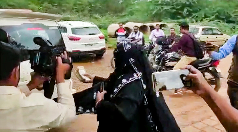 Woman rejects 2 lakh rupees compensation, throws money to Siddaramaiah’s vehicle | Sangbad Pratidin