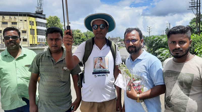 A youth started walking from Dooars to meet CM Mamata Banerjee | Sangbad Pratidin