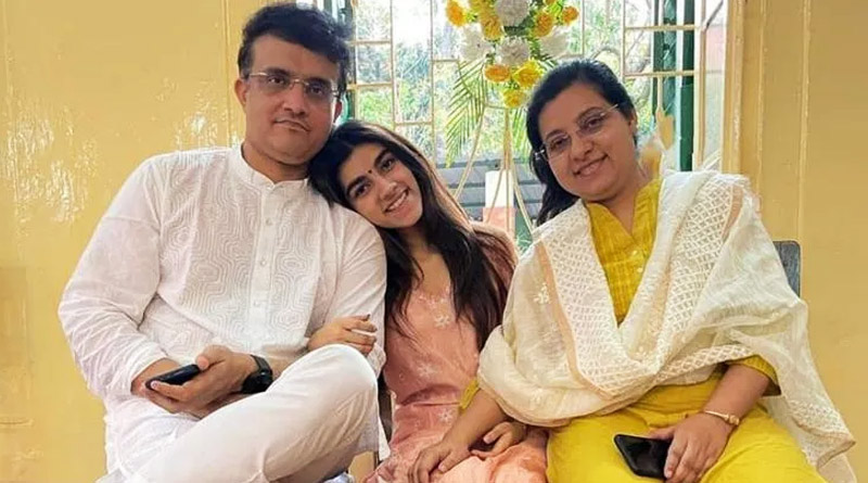 Here is what Sourav Ganguly watching TV with daughter Sana and Dona | Sangbad Pratidin