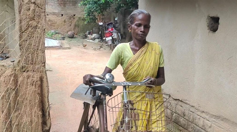 TMC Panchayat leader of Kanksa lives in mud house, vows to provide concrete houses for all | Sangbad Pratidin