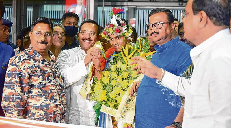 Commonwealth Games gold medalist Achinta Sheuli returns home | Sangbad Pratidin