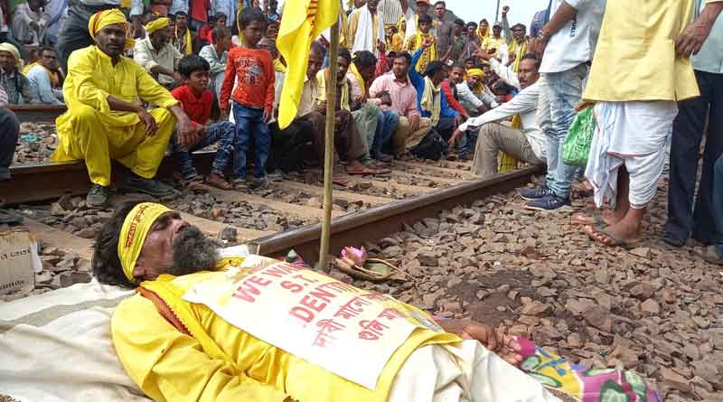 Kurmi community refuses to budge, protest continues