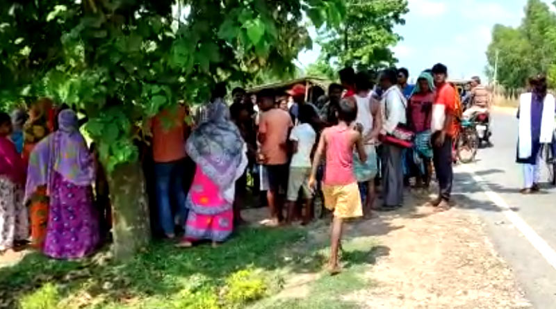 Objection to marriage after love! Malda woman sit in front of boyfriend's house | Sangbad Pratidin