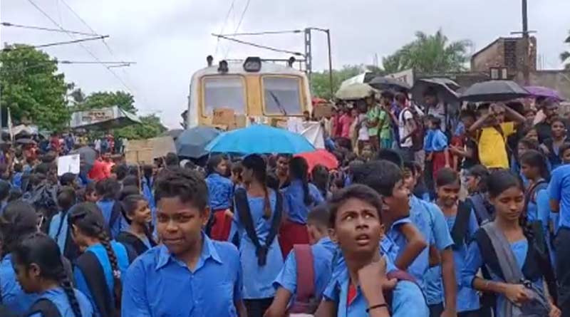 Railway service stuck due to students protest in canning | Sangbad Pratidin