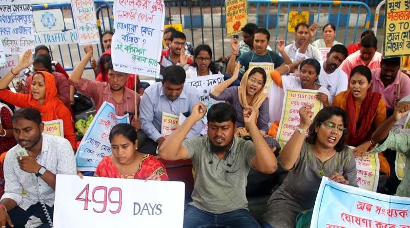 SLST cancidates stage protest in Hazra More | Sangbad Pratidin