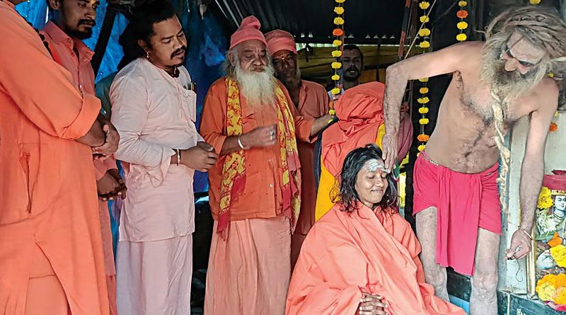 Professor to live life as monk, takes oath from Nashik | Sangbad Pratidin