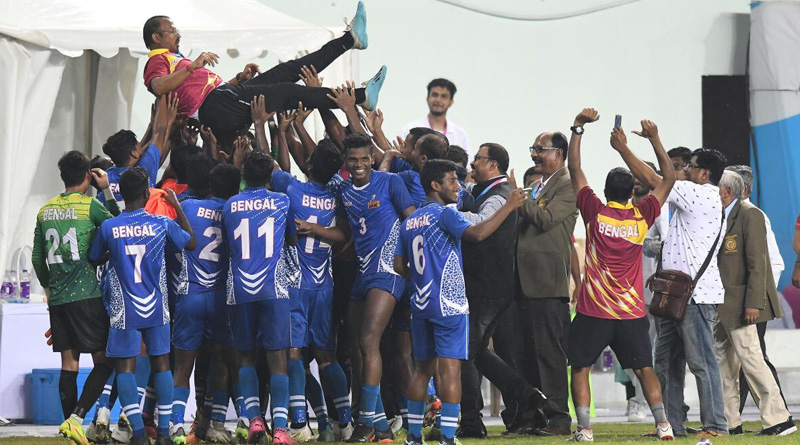 Bengal footballers returning home by train after winning gold medal at national games | Sangbad Pratidin