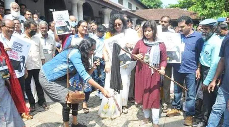 This Muslim women burn hijab in Kerala in solidarity with Iran protestors | Sangbad Pratidin