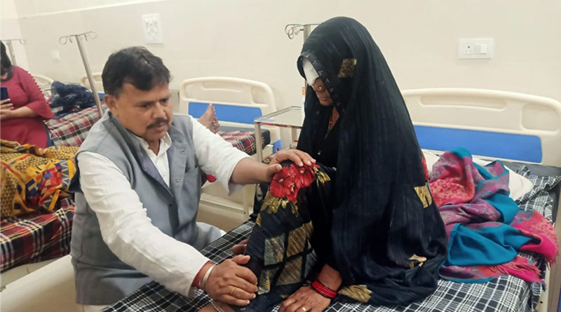 Madhya Pradesh Minister Pradhuman Singh Tomar gives leg massage to patients and serves them breakfast | Sangbad Pratidin