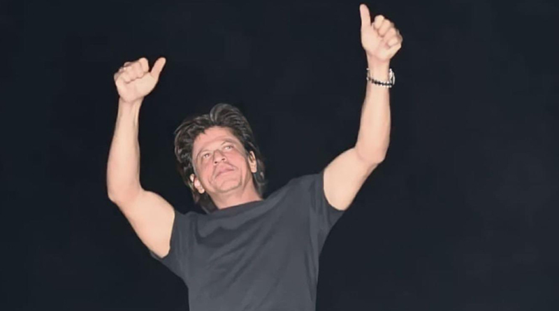 Fans gather outside and wishes Shah Rukh Khan Happy Birth Day in style | Sangbad Pratidin
