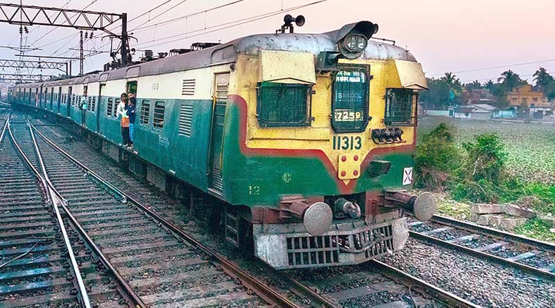 A youth of kharagpur died in train accident | Sangbad Pratidin