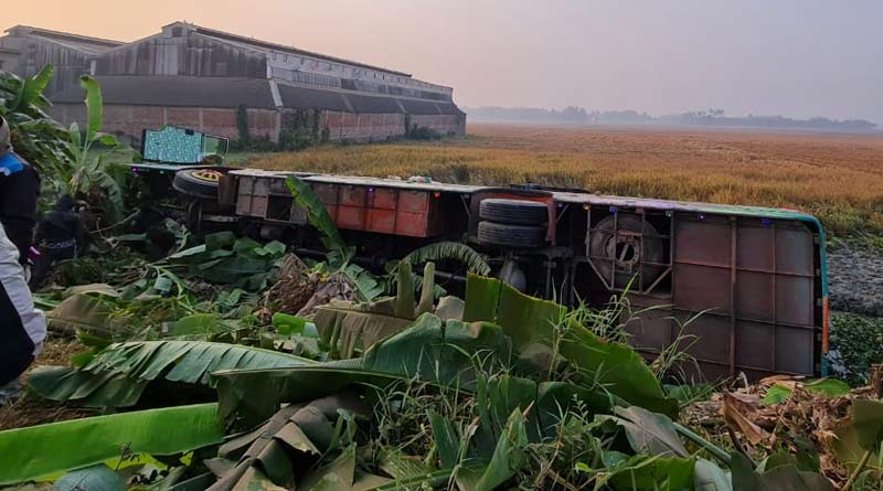 Accident in Hoogly's Haripal, one passenger died | Sangbad Pratidin