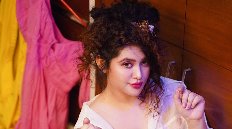 Ena Saha goes wild before camera, see pics | Sangbad Pratidin