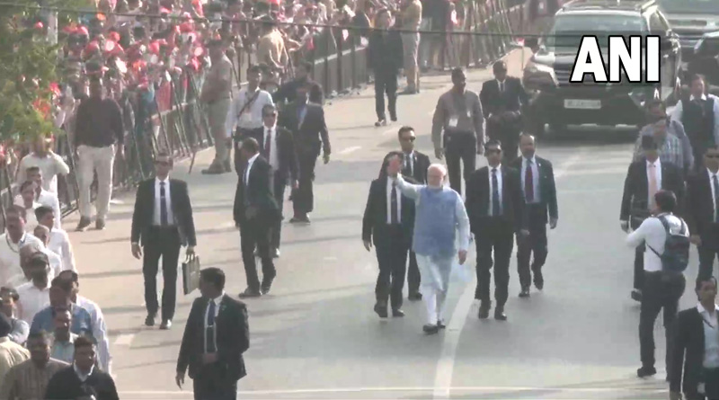 Karnataka: Security breach during PM Modi's roadshow in Davanagere | Sangbad Pratidin