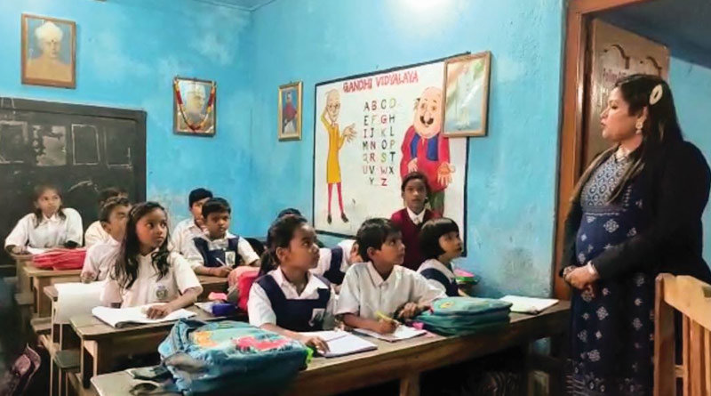 Bomb detection lesson for students in Titagarh school। Sangbad Pratidin