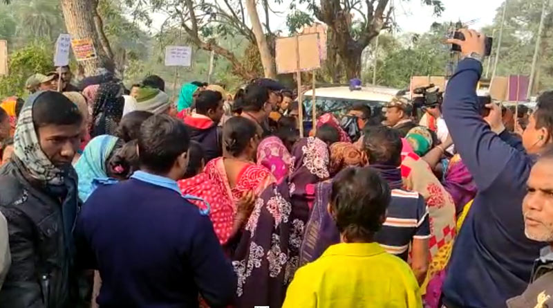 Local people complain about getting Awas yojona's home to central team in East Midnapore | Sangbad Pratidin