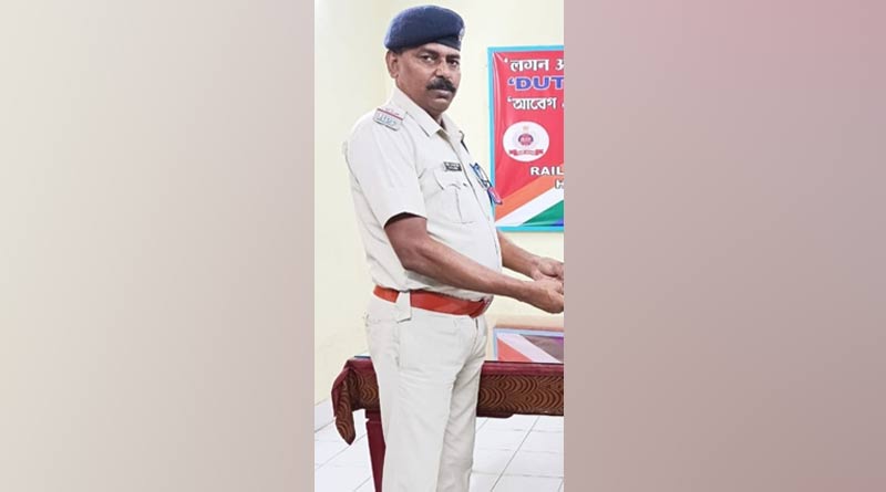 ASI of RPF rewarded for saving mother daughter from running train at Howrah station | Sangbad Pratidin