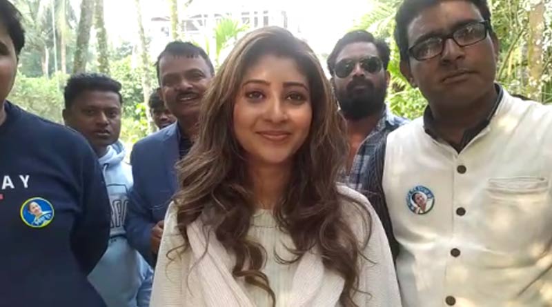 MLA Lovely Maitra visited Chakraborty's house during Didir Doot campaign | Sangbad Pratidin