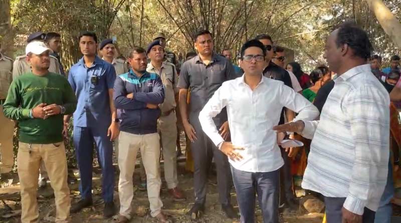 On his way to Keshpur, Abhishek Bannerjee visited village, talked to villagers, called the irrigation minister for solution | Sangbad Pratidin