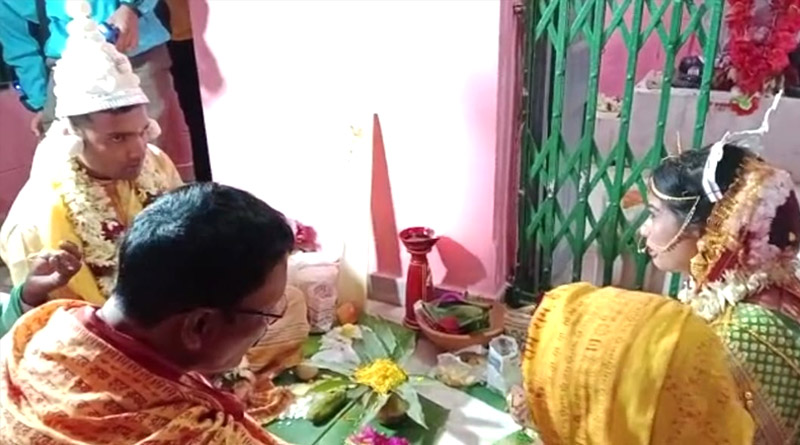 2 Civic police got married in South 24 Paraganas Police Station | Sangbad Pratidin