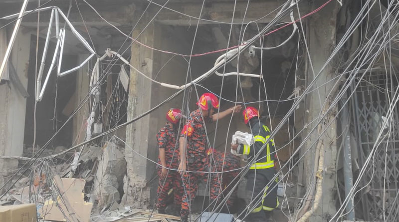 At least 17 people killed, over 100 people injured in an explosion in Bangladesh's Dhaka। Sangbad Pratidin