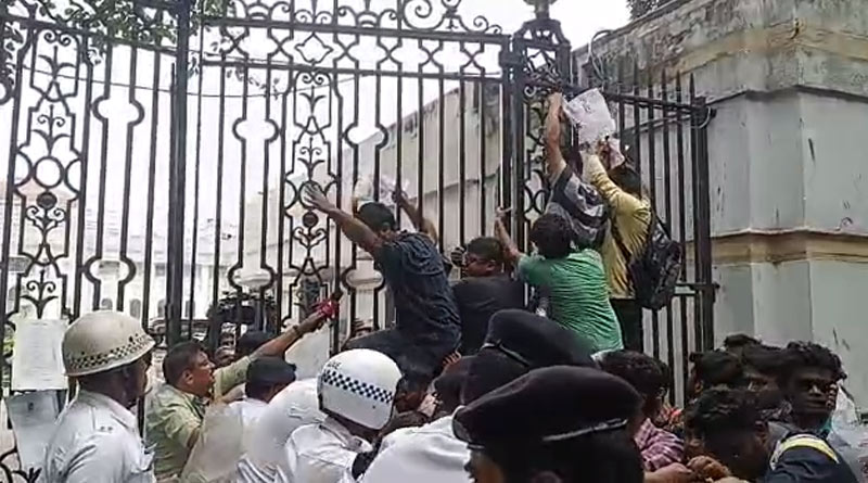 SFI protesters reach West Bengal assembly gate, clash with cops | Sangbad Pratidin