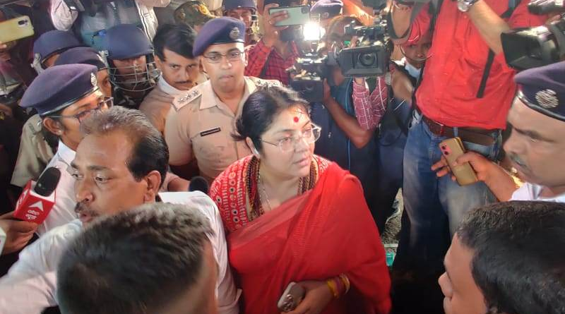 BJP MP Locket Chatterjee stopped to enter at Rishra | Sangbad Pratidin