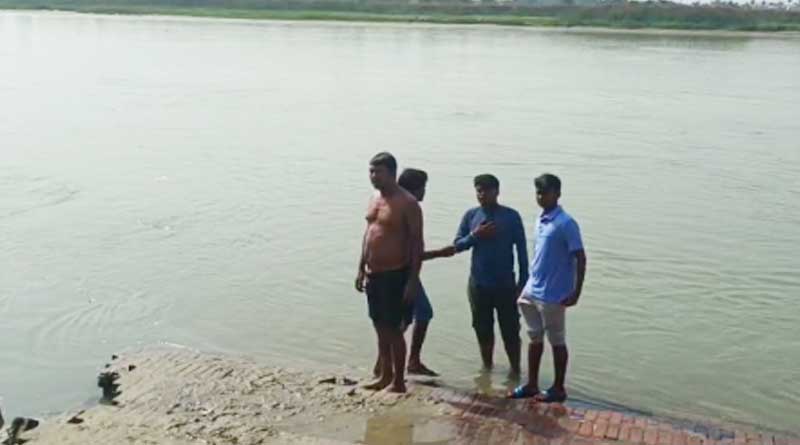 A man of Bhatpara drawn in river | Sangbad Pratidin