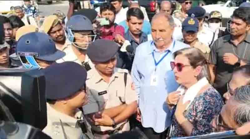Police stooped Fact Finding Committee to enter Rishra | Sangbad Pratidin