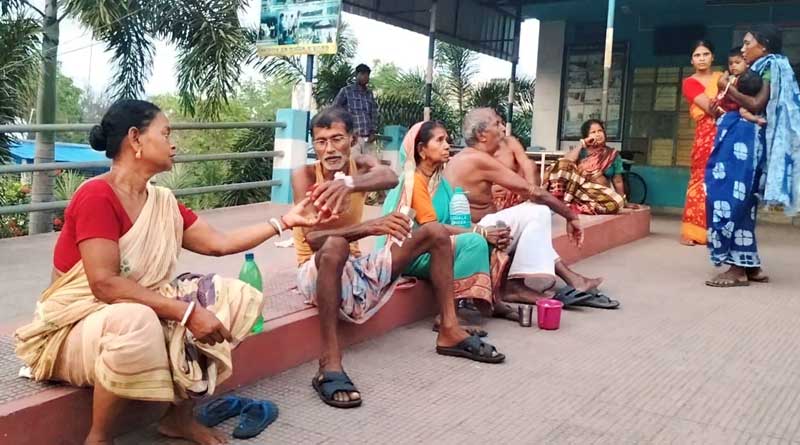 Patients come outside from the hospital room to get relief from hot in Ghatal | Sangbad Pratidin