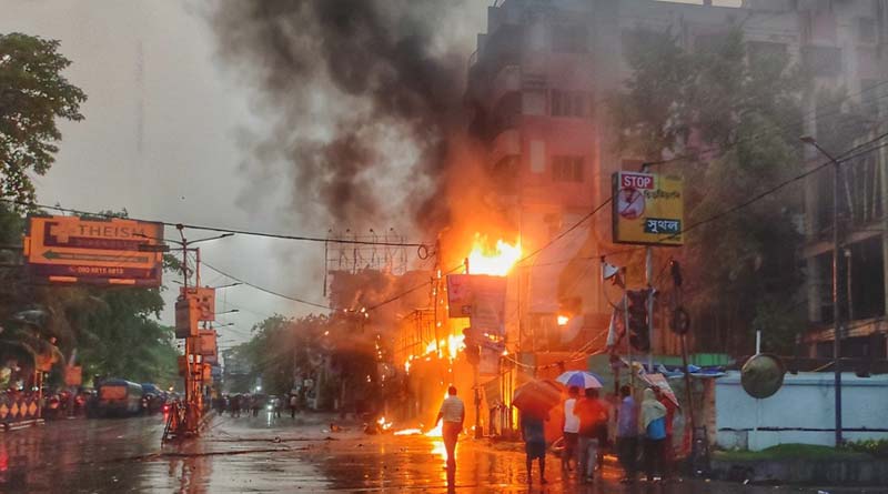 Massive fire engulfs at appartment at Bangur, Lake Town | Sangbad Pratidin