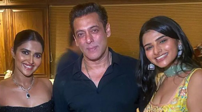 Salman Khan Strikes A Pose With Bhagyashree's And Mohnish Bahl's Daughters At Eid Party| Sangbad Pratidin