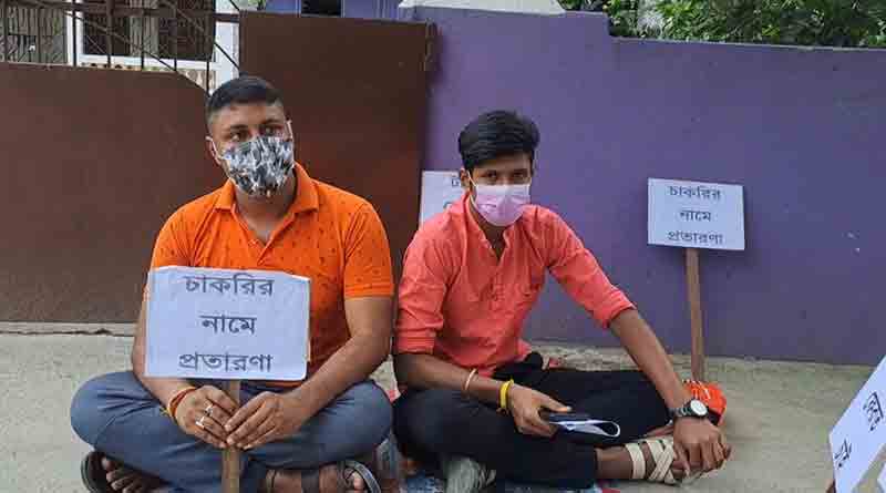 Job Seekers stage protest in front TMC leader's home in North Dinajpur | Sangbad Pratidin