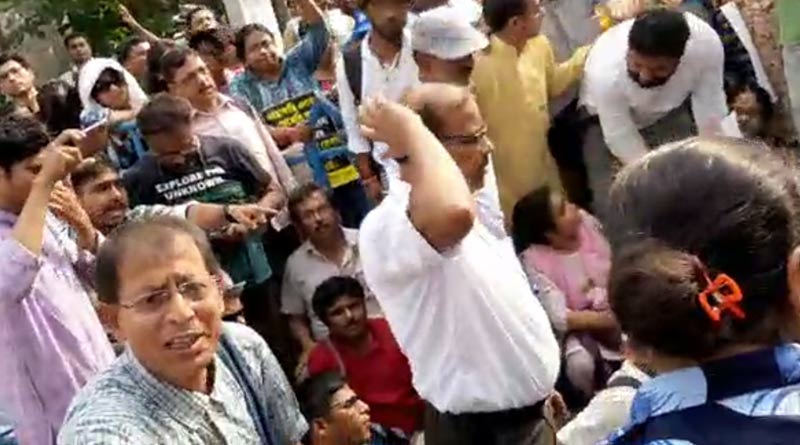 Teachers clashed with police during protest demonstration at Salt Lake against transfer | Sangbad Pratidin