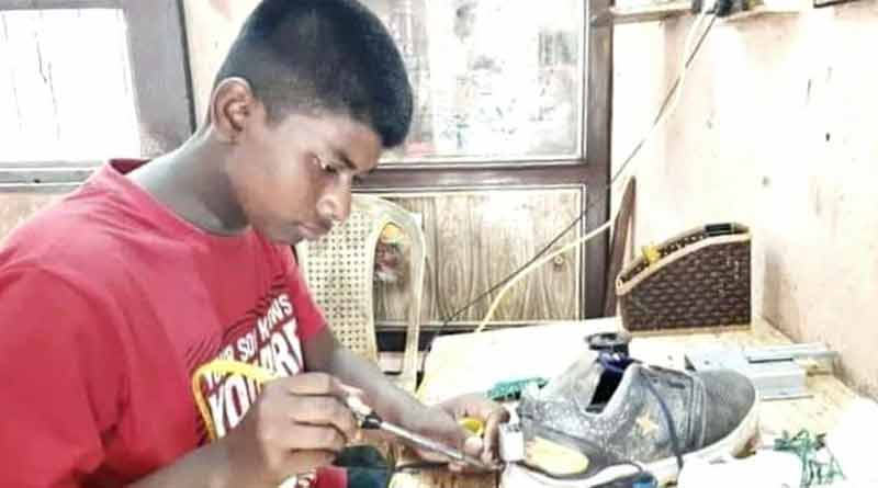 Hooghly's student made smart shoe । Sangbad Pratidin