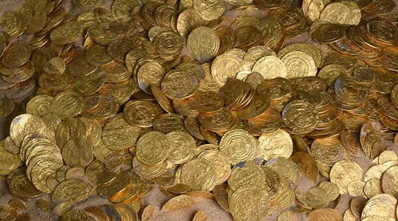 On Sunday Nearly 400 Coins Dating Back To Mughal Era Found in UP | Sangbad Pratidin
