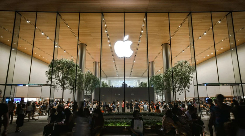 Highly educated people hired as salesman in Apple store in India | Sangbad Pratidin