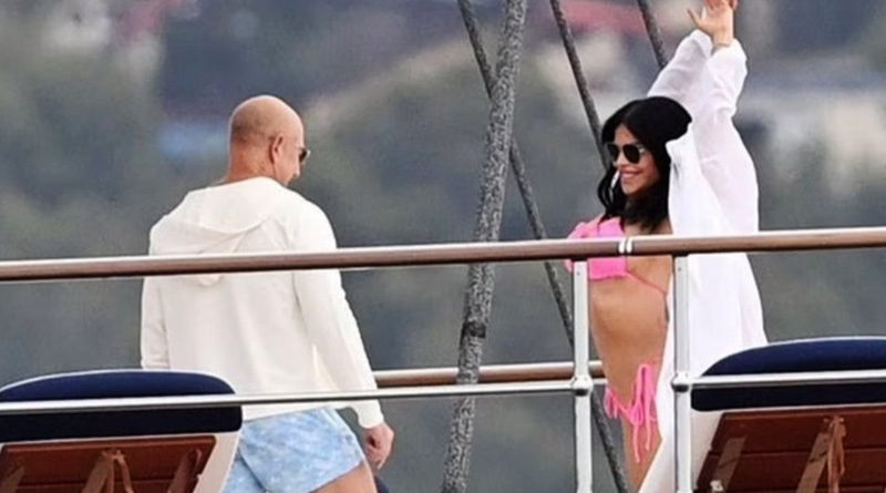 Amazon chief Jeff Bezos spotted with girlfriend on $500 million Yacht | Sangbad Pratidin