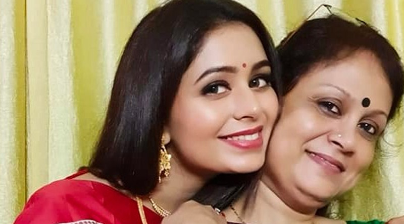 Satarupa Sanyal gave this present to Birthday girl Ritabhari Chakraborty | Sangbad Pratidin