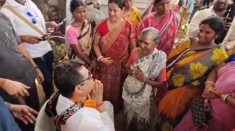 BJP MP Saumitra Khan surrounded by Women Protesters in Bankura | Sangbad Pratidin
