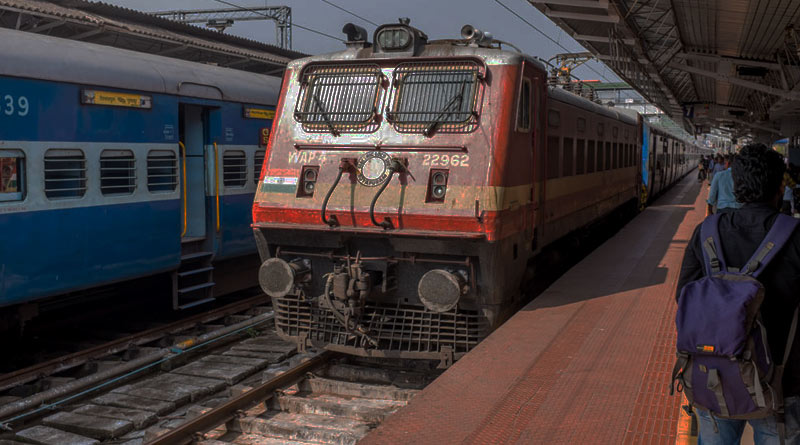 Brawl erupted in express train at Andul, passengers hit by stone | Sangbad Pratidin