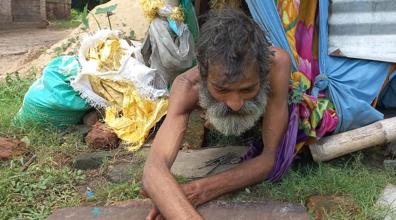 Hooghly: Lack of treatment, woman ties specially abled son with chains | Sangbad Pratidin