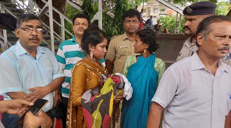 Bangladeshi woman gives birth to baby into mail train with the help of rail authority and passengers | Sangbad Pratidin
