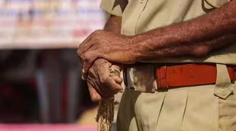'Drunk' Kanpur cop pees on a vendor's cart, suspended | Sangbad Pratidin