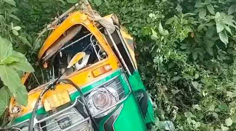 2 died in Mini Bus and Auto clash in Diamond Harbour | Sangbad Pratidin